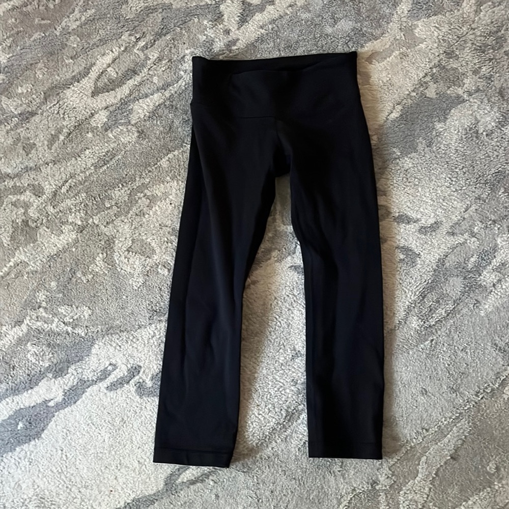 Lululemon athletica black Capri leggings with logo on back waist size 4